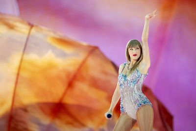 The 7 best behind-the-scenes shots from Taylor Swift’s I Can Do It With a Broken Heart video