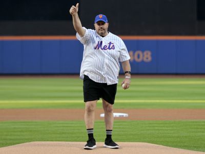 Kevin James recreated his famously energetic Daytona 500 introduction to kick off a Mets game