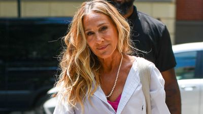 Sarah Jessica Parker's loose white shirt proves that slouchy chic is the dress code of the season for when comfort calls