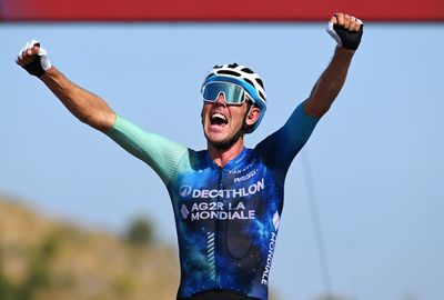 Ben O'Connor rides into the red jersey with breakaway win on stage 6 of the Vuelta a España