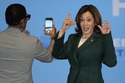 Comedian DL Hughley Apologizes To Vice President Kamala Harris