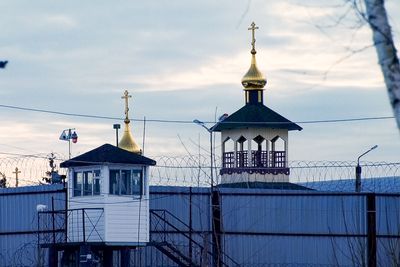 At least one killed as inmates take staff hostage in Russian prison