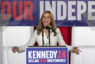 Cheryl Hines' Husband Suspends Presidential Campaign, Endorses Trump