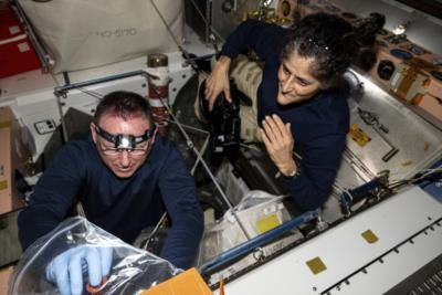 Navy test pilots extend stay on space station