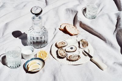 The "Oyster Plate" is the Victorian-Era Decor We're Now Spotting at the Coolest Dinner Parties