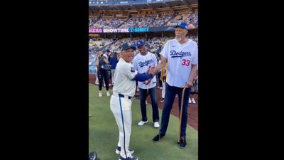 Dodgers’ Dave Roberts Had Priceless Reaction to Meeting Showtime Lakers