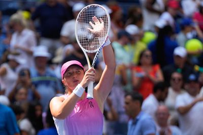 No. 1 Swiatek shakes off tough test, Naomi Osaka wins impressively in her return to the US Open