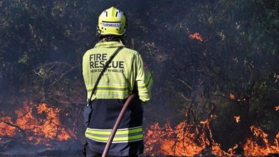 Major scare as grassfire threatens homes, sparks alert