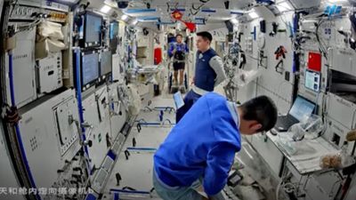 Watch Chinese astronauts conduct medical tests and grow plants in orbit (video)