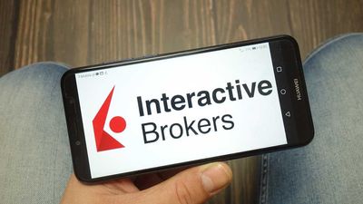 Online Broker Claws Back From Sell-Off, Nears Buy Points