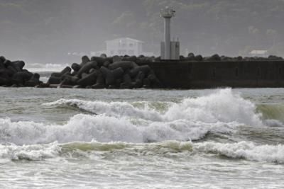 Typhoon Shanshan Hits Japan, 1 Dead, Multiple Injured