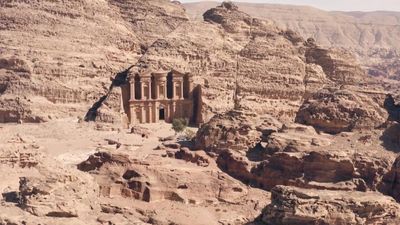 Jordan: Petra's tourism authority cracks down on Bedouin cave dwellers