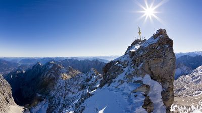 Insane video shows dimwitted tourist climbing Germany’s highest mountain in Birkenstock sandals