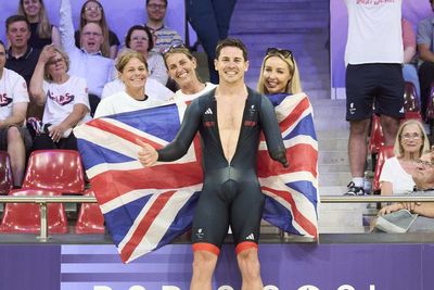 Jaco van Gass retains Paralympic title and Lizzi Jordan wins gold in velodrome