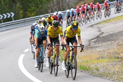 Vuelta a España stage 14 Live - Sprint finish winding up after Roglic scare