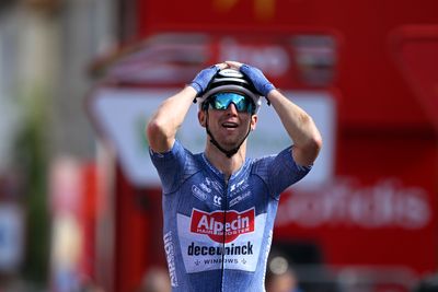 Kaden Groves beats Wout van Aert in two-up sprint on Vuelta a España stage 14