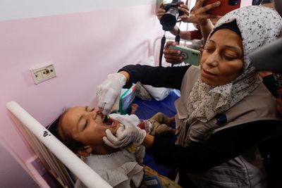 First children in Gaza given polio vaccines a day before planned UN rollout