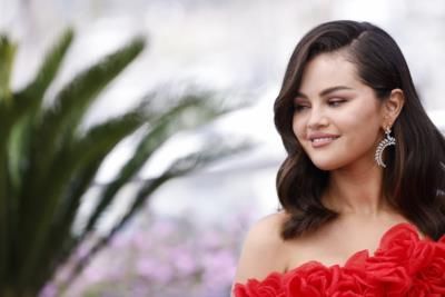 Selena Gomez Surprises Colorado High School Volleyball Team With Visit