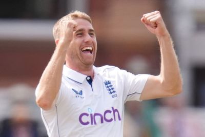 Olly Stone ends Dimuth Karunaratne’s resistance as England eye Lord’s victory