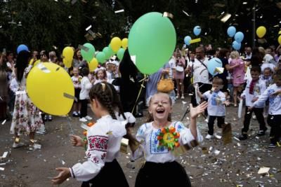 Zaporizhzhia Schoolchildren Celebrate First Day Amid War