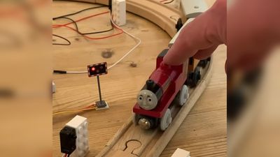 This Raspberry Pi Pico drives tiny level crossing lights for a model train