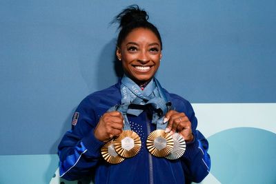 Simone Biles corrects club sign that miscalculated her Olympic medal count