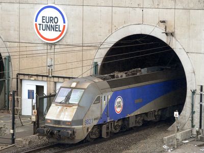 Eurotunnel breakdown triggers six-hour waits at Calais