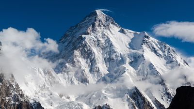 Video: K2 climbers watch as oncoming avalanche threatens to engulf their tents