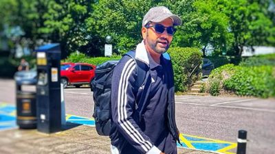 'Traffic ho jayega': Rohit Sharma to fans while clicking pictures in Mumbai