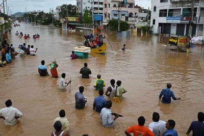 Heavy monsoon rains and floods kill at least 33 in south India and 5 children in Pakistan this week