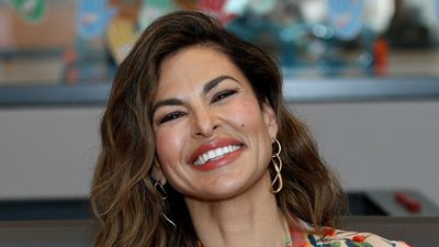 Eva Mendes never wears jeans - but this elegant white jeans outfit clearly changed her mind