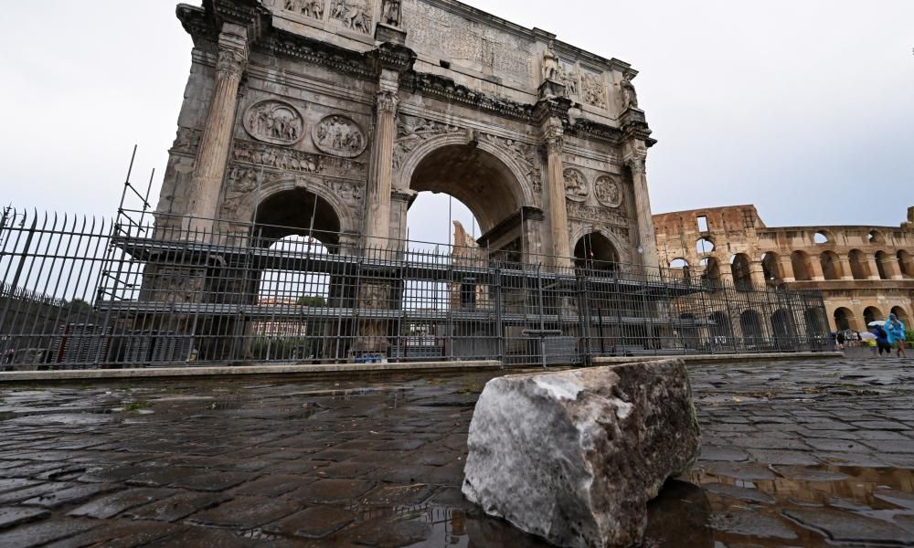 Constantine Arch in Rome damaged by lightning during…