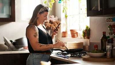 "It's super easy to make"—this doctor's healthy, high-protein peanut butter chicken recipe makes a perfect weeknight dinner