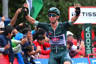 Vuelta a España: Kaden Groves seizes third sprint victory on rain-soaked stage 17