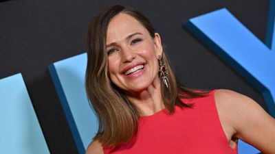 Jennifer Garner's comfortable running trainers are a stylish must-have for autumn workouts