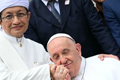 Pope Francis and Indonesia imam call for unity against religious violence