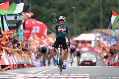 Urko Berrade wins solo from the breakaway on stage 18 of the Vuelta a España