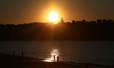 Temperatures surge in south-eastern Australia as windy weather blasts NSW and Victoria