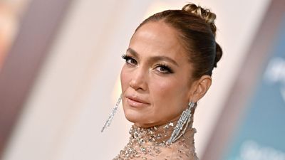 Jennifer Lopez elevates her white bathroom with chrome hardware, hotel-style towels, and black accents – get the look for $30