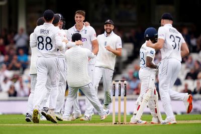 Josh Hull discovers highs and lows of Test cricket as Sri Lanka fight back