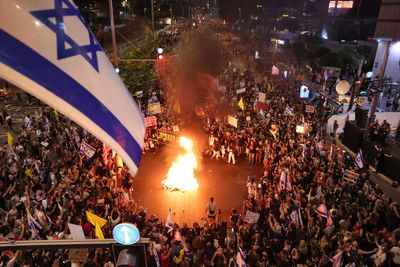 Israeli protesters bring Tel Aviv to a halt, demand deal to free captives