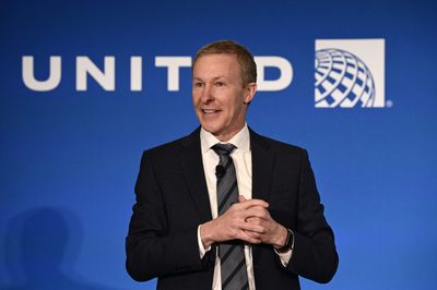 Why United Airlines' CEO makes as few decisions as possible