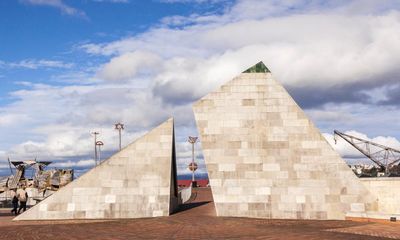 A genius in pink jandals: Rewi Thompson, the Māori architect who shocked his neighbours