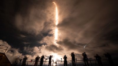 SpaceX's historic private Polaris Dawn astronaut launch lights up predawn sky (photos)