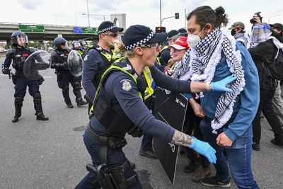 Clashes as antiwar protesters target Australian arms fair