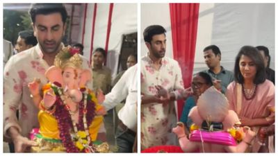 Ganpati Visarjan: Ranbir Kapoor and mom Neetu Kapoor perform pooja as they bid farewell to Lord Ganesha - WATCH