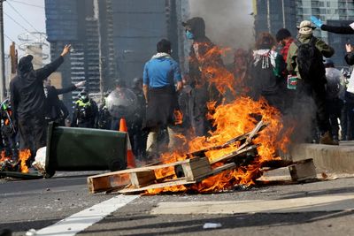 Up to 100 anti-war protesters injured outside Melbourne weapons expo, advocates say, as police accused of ‘riot-type’ response