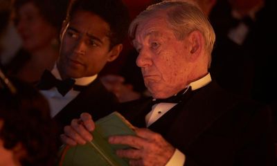 The Critic review – Ian McKellen’s poison pen sharpens 30s society cosy-crime drama