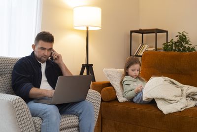 Children's Screen Time Mirrors Parents', Excessive Use Affects Language Skills: Study