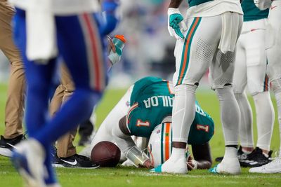 Tagovailoa diagnosed with concussion after hitting his head on the turf, leaves Dolphins-Bills game